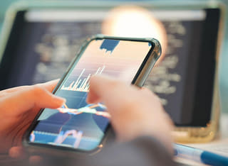 Persona che controlla un trasparente sistema di prelievo e spostamento del capitale durante un investimento