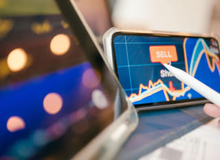 Operatore attivo su più mercati che esamina le opzioni relative a Bitcoin, Ethereum e forex